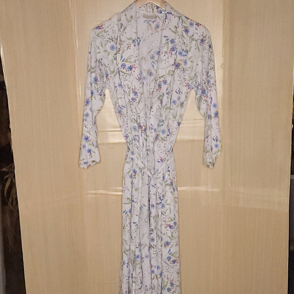 Cabernet White Floral Silky Robe Small